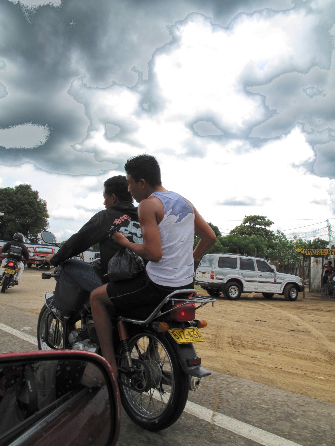 Dos en moto en Maicao - Guajira - Colombia - Foto Gino Lofredo (2009)
